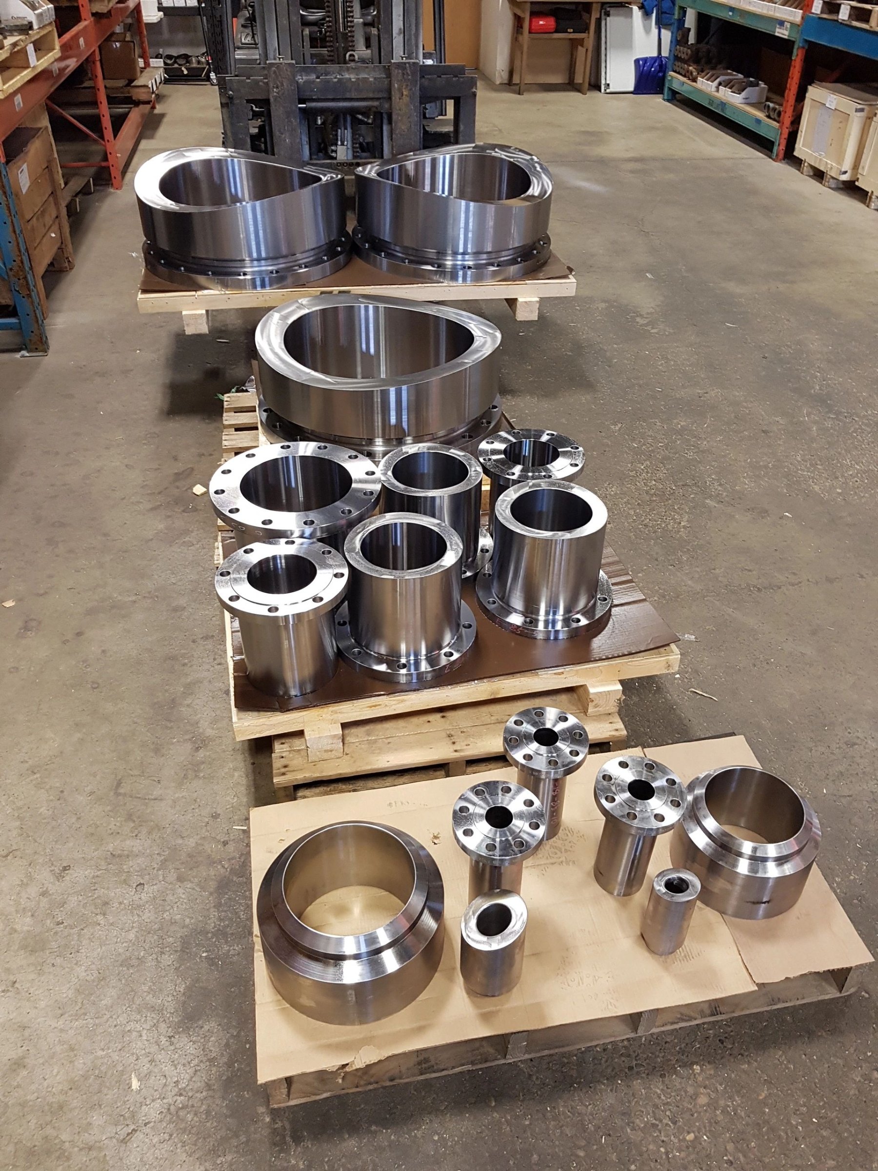 Forged flanges and fittings on pallets